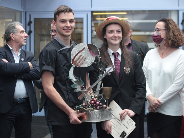 Vidéo : le trophée du concours gastronomique des dix crus décerné à deux élèves du Beaujolais