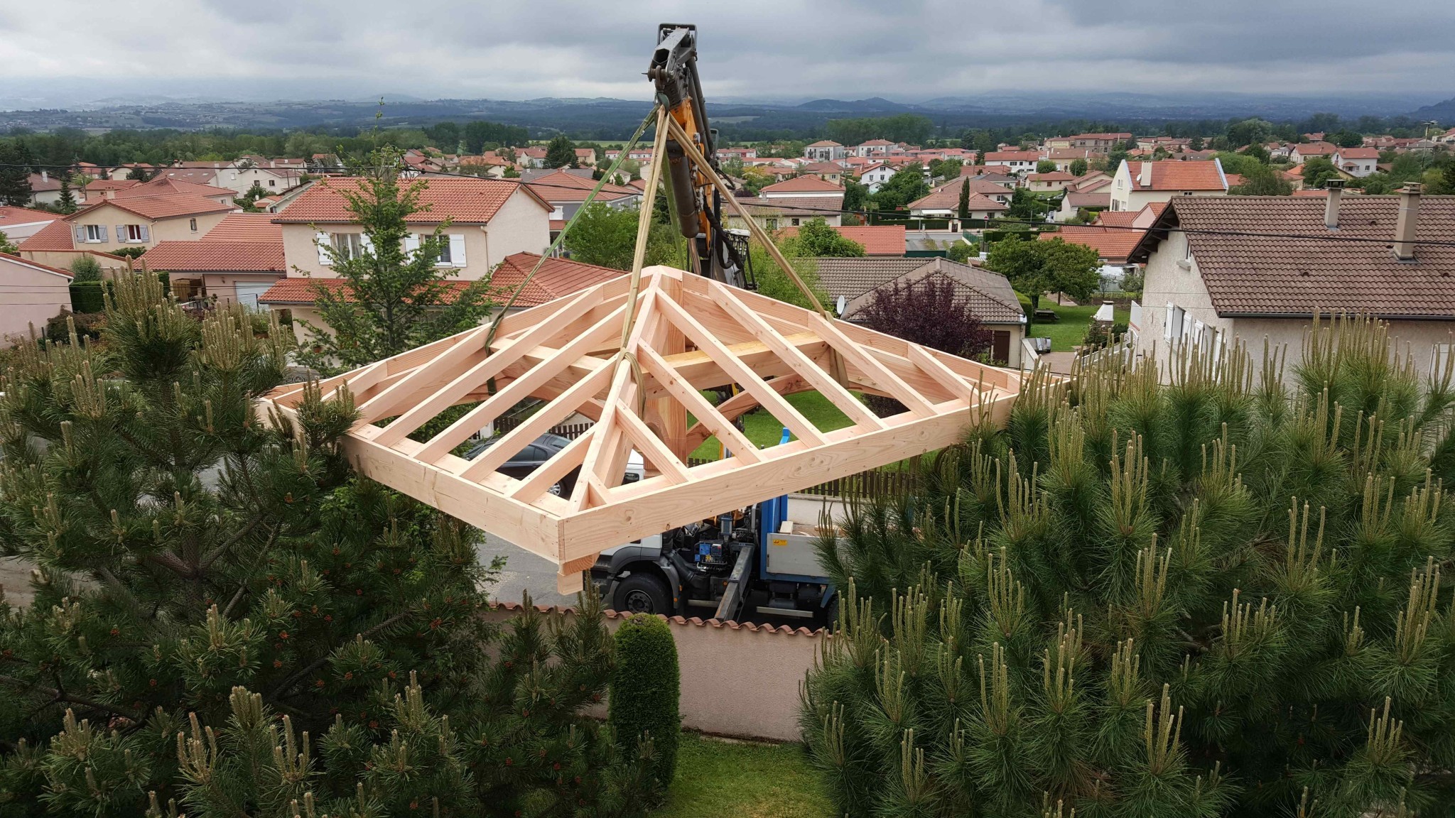 Comment les charpentes de Loire Toiture valorisent le bois local