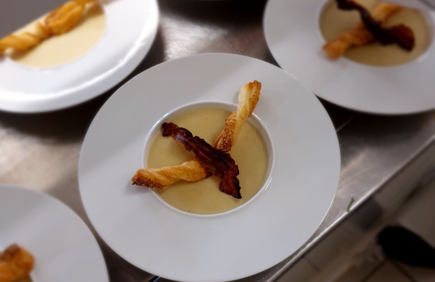 Velouté de manioc, chips de lard fumé et sacristains salés