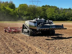 Une démo de robot dans les champs
