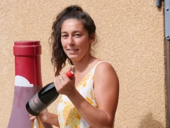 Femme et vins de caractère