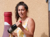 Femme et vins de caractère