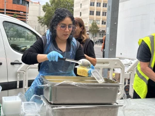 Au bout de la file, des mains tendues