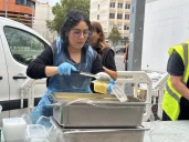 Au bout de la file, des mains tendues