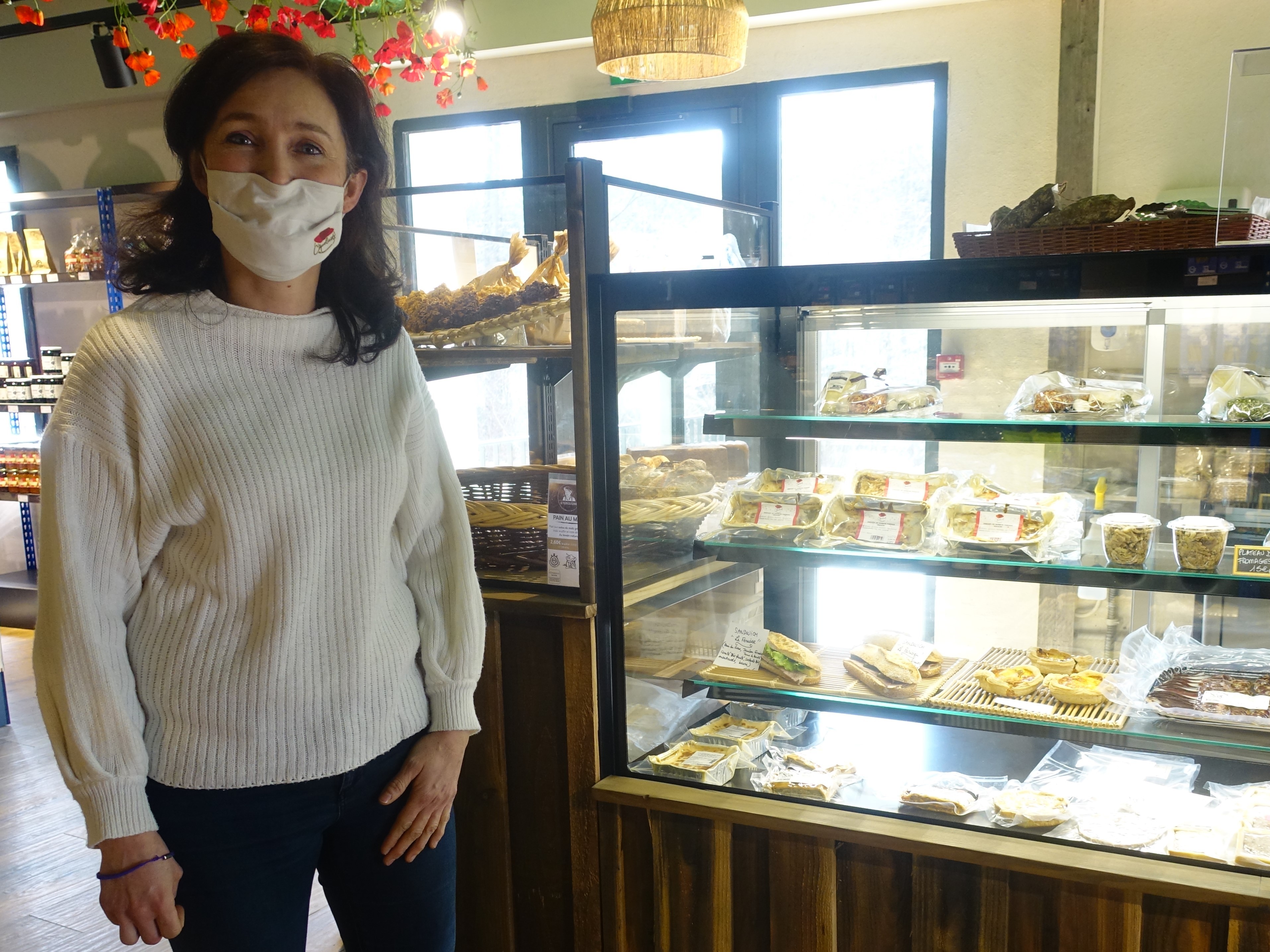 : En plus de la boulangerie, en partie cuite sur place, les Coquelicots propose sa gamme de snacking maison élaborée avec les produits de la boutique. Un espace intérieur et une terrasse permettront aux clients de consommer sur place dès la sortie de la crise.