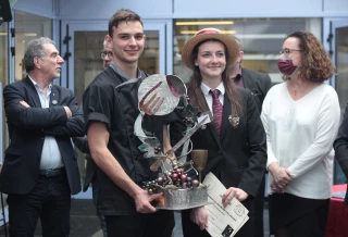 Vidéo : le trophée du concours gastronomique des dix crus décerné à deux élèves du Beaujolais