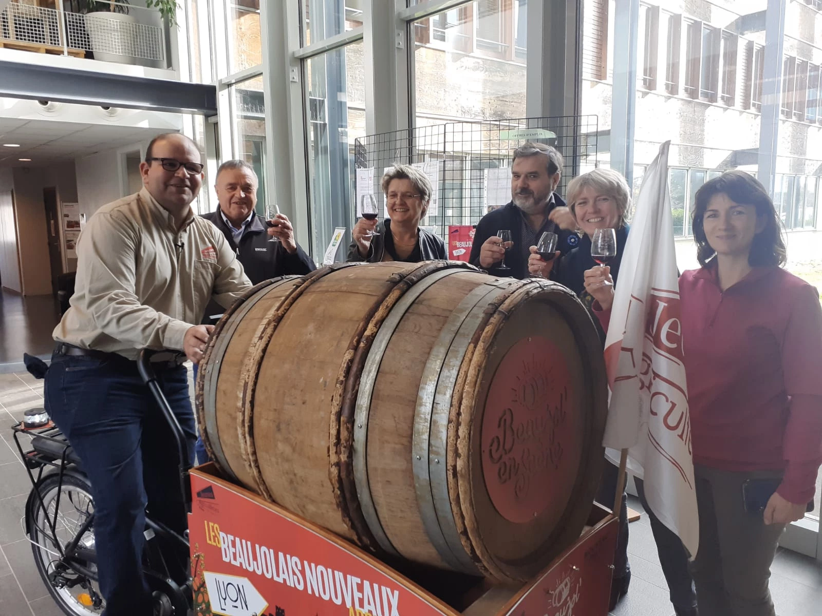 Clin d’œil / Le tonneau apporté à Lyon en triporteur