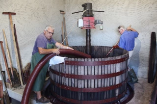 Vidéo : Un ancien pressoir traditionnel au domaine Burnichon