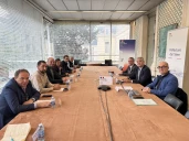 des gens autour d'une table